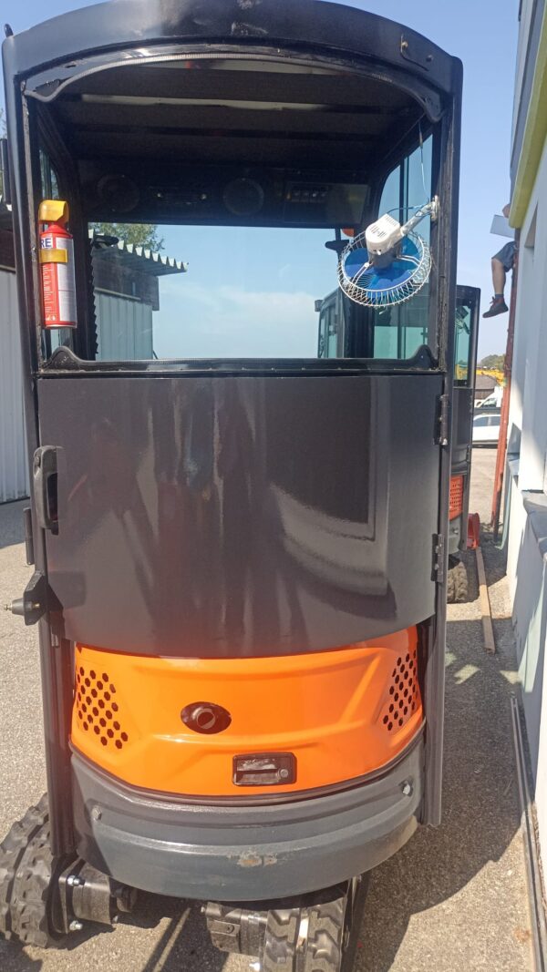 Minibagger L12 V "Modell 2" mit Vollkabine / seitlicher Euro-Steuerung + inkl. 3 Schaufeln Vorführer – Bild 2
