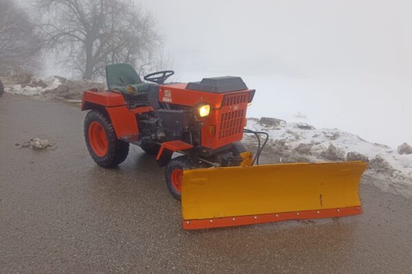 Hakotrac 2300D inkl. Kehrmaschine und hydr. Schneeschild