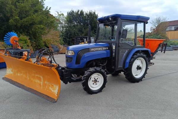 Foton 254 N<br> Winterdiensttraktor mit Vollkabine, Schneeschild und Streuer - Kommissionsverkauf<br><strong>€ 15.900,- <p style="font-size: 12px; display: inline;">MwSt. nicht ausweisbar</p></strong>