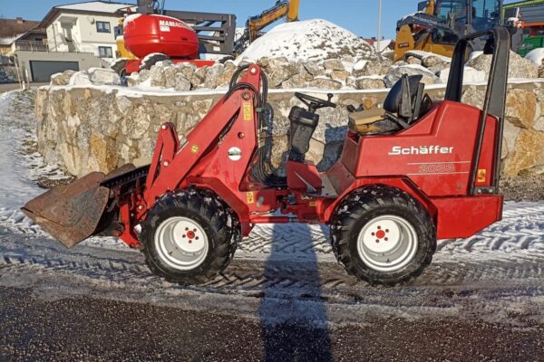 Schäffer 2033 mit Schaufel und Palettengabel