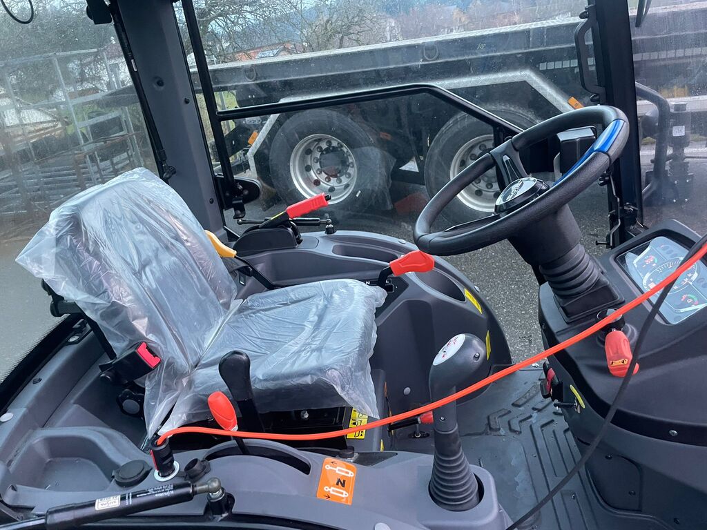 Solis H26 HST mit Kabine Winterdiensttraktor mit Schneeschild – Bild 16