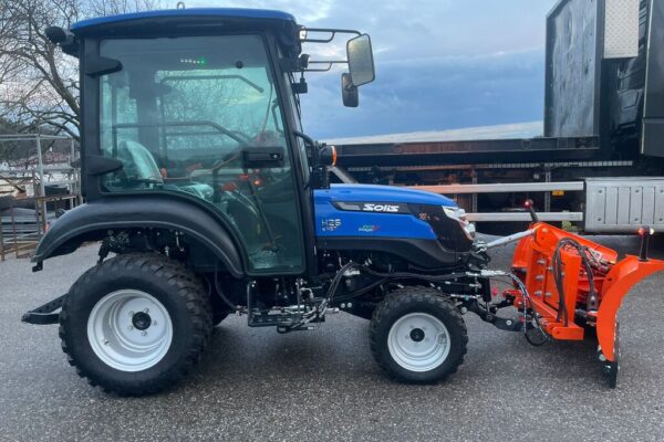 Solis H26 HST mit Kabine Winterdiensttraktor mit Schneeschild