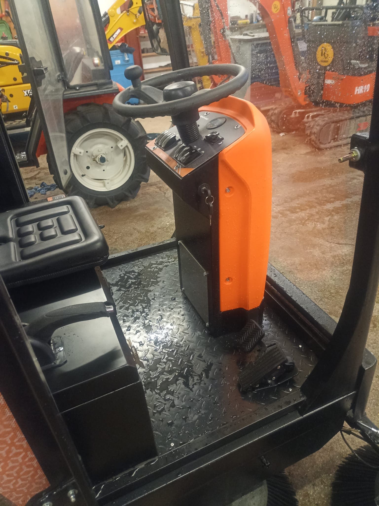 Kehrmaschine Sweeper DAS100 mit Kabine elektrisch – Bild 9