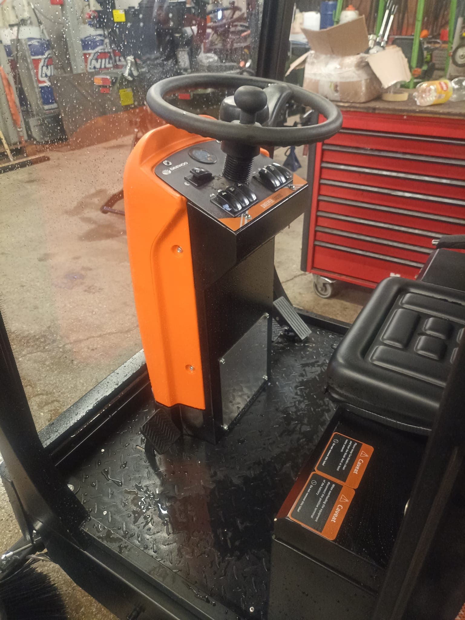 Kehrmaschine Sweeper DAS100 mit Kabine elektrisch – Bild 10