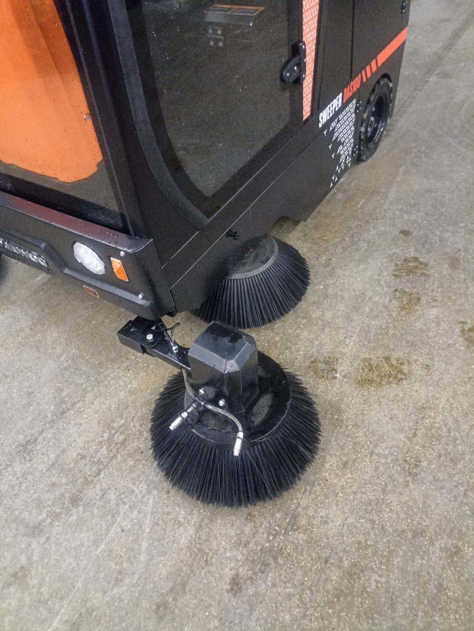 Kehrmaschine Sweeper DAS100 mit Kabine elektrisch – Bild 8