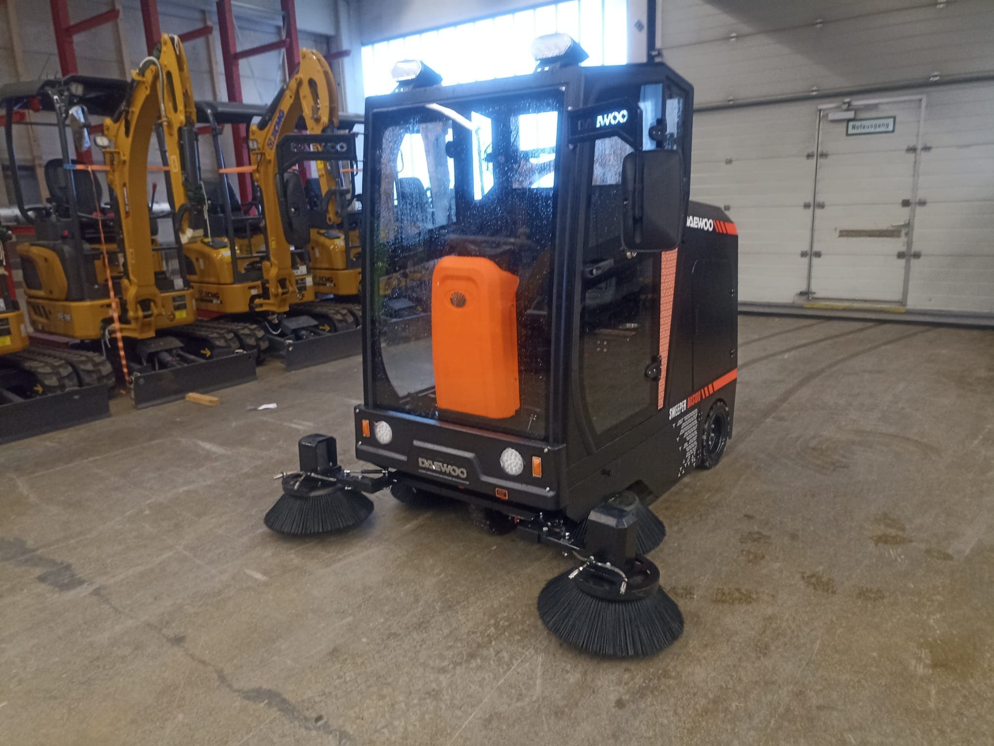 Kehrmaschine Sweeper DAS100 mit Kabine elektrisch