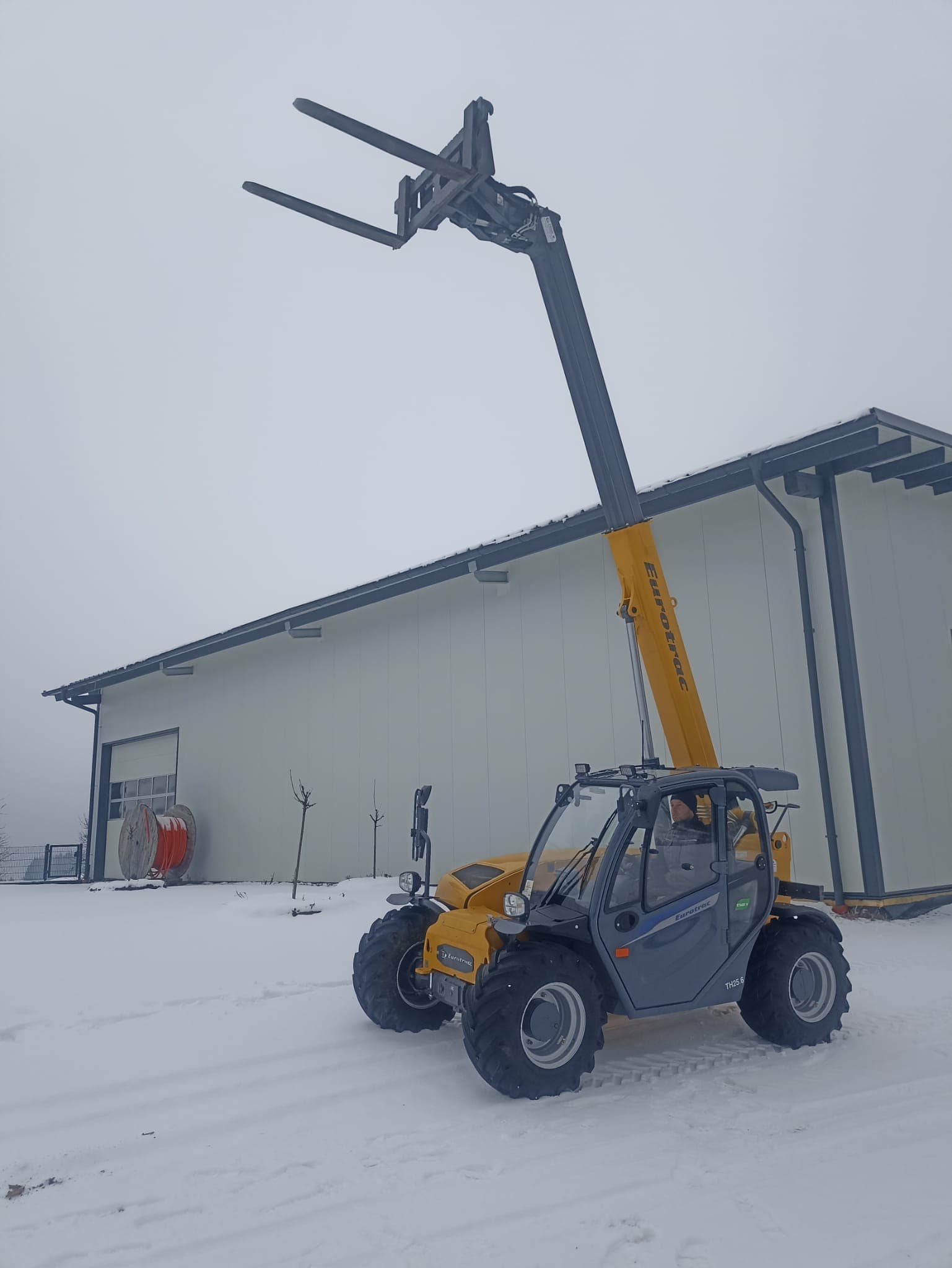 Eurotrac TH25.6 VorfĂŒhrer mit Schaufel und Palettengabel â Bild 6