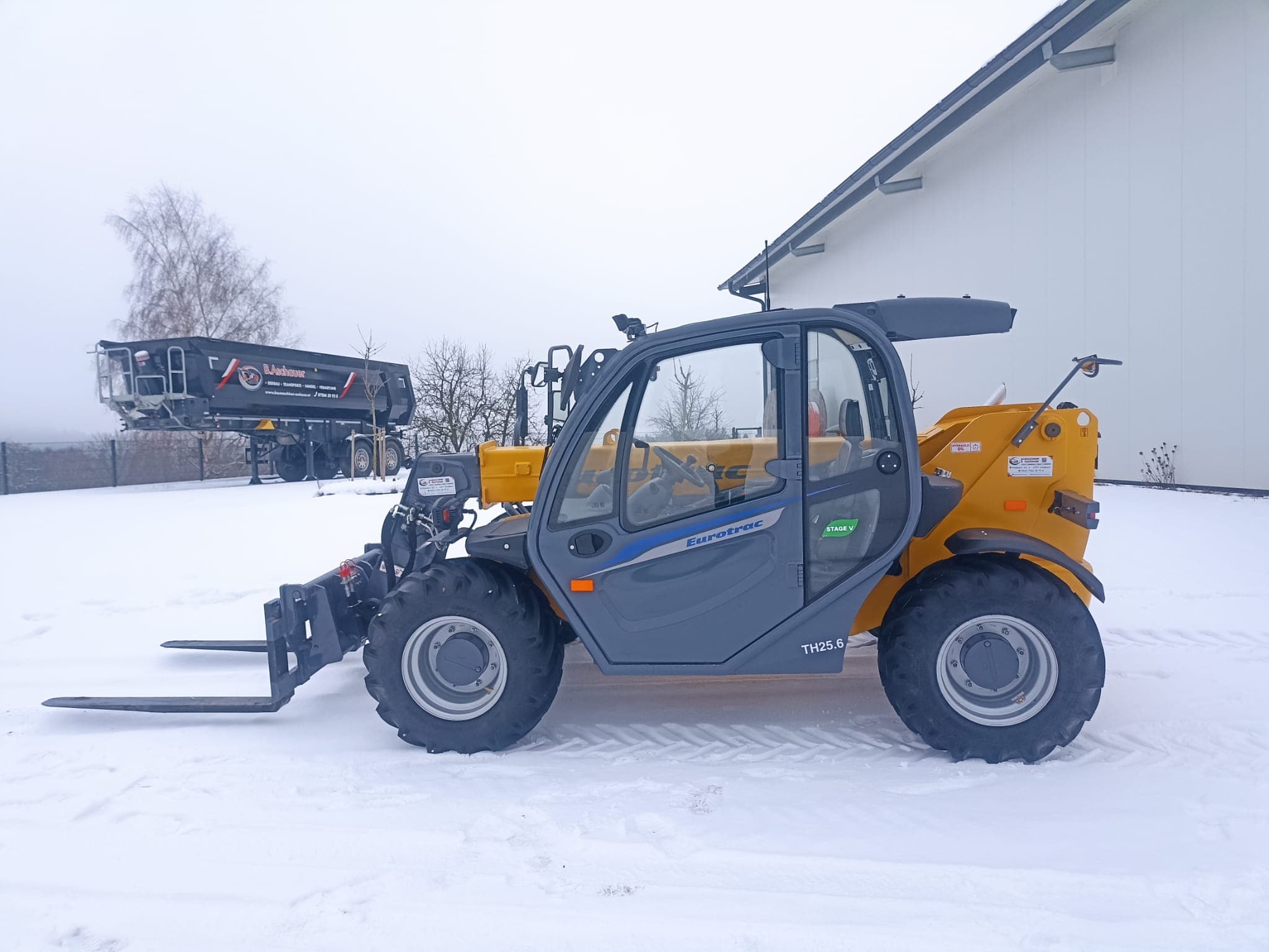 Eurotrac TH25.6 VorfĂŒhrer mit Schaufel und Palettengabel