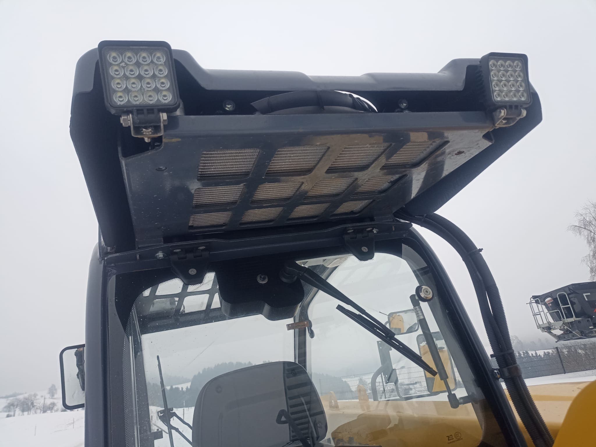 Eurotrac TH25.6 VorfĂŒhrer mit Schaufel und Palettengabel â Bild 9