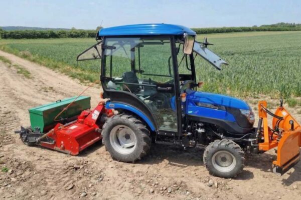 Solis 26 mit Kabine, Umkehrfräse mit Sämaschinenaufsatz + Vario Schneeschild