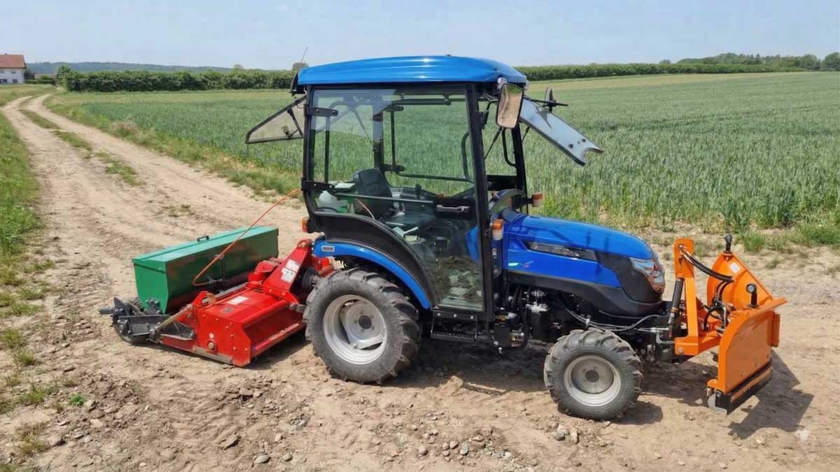 Solis 26 mit Kabine, Umkehrfräse mit Sämaschinenaufsatz + Vario Schneeschild