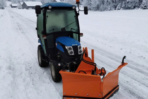 Solis 26 mit Kabine und Vario Schneeschild