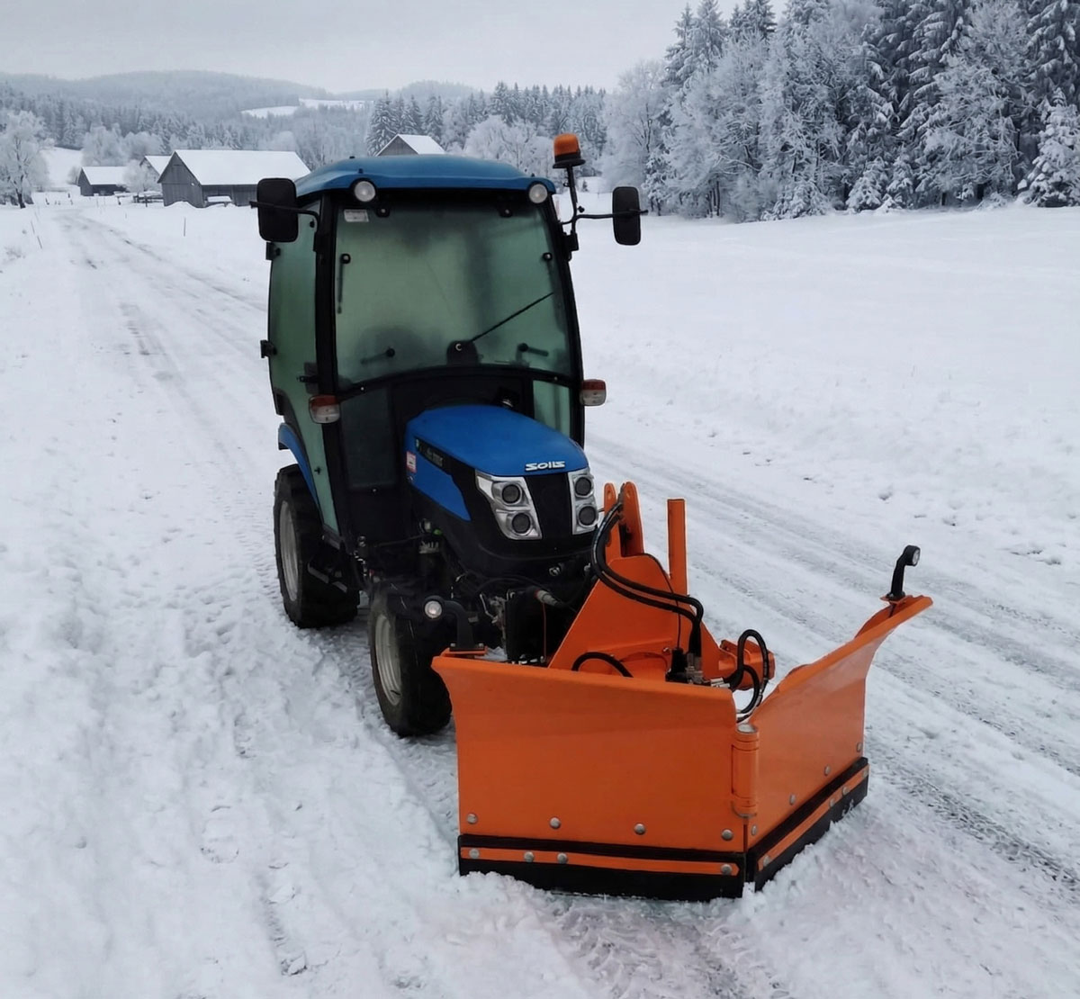 Solis 26 mit Kabine und Vario Schneeschild