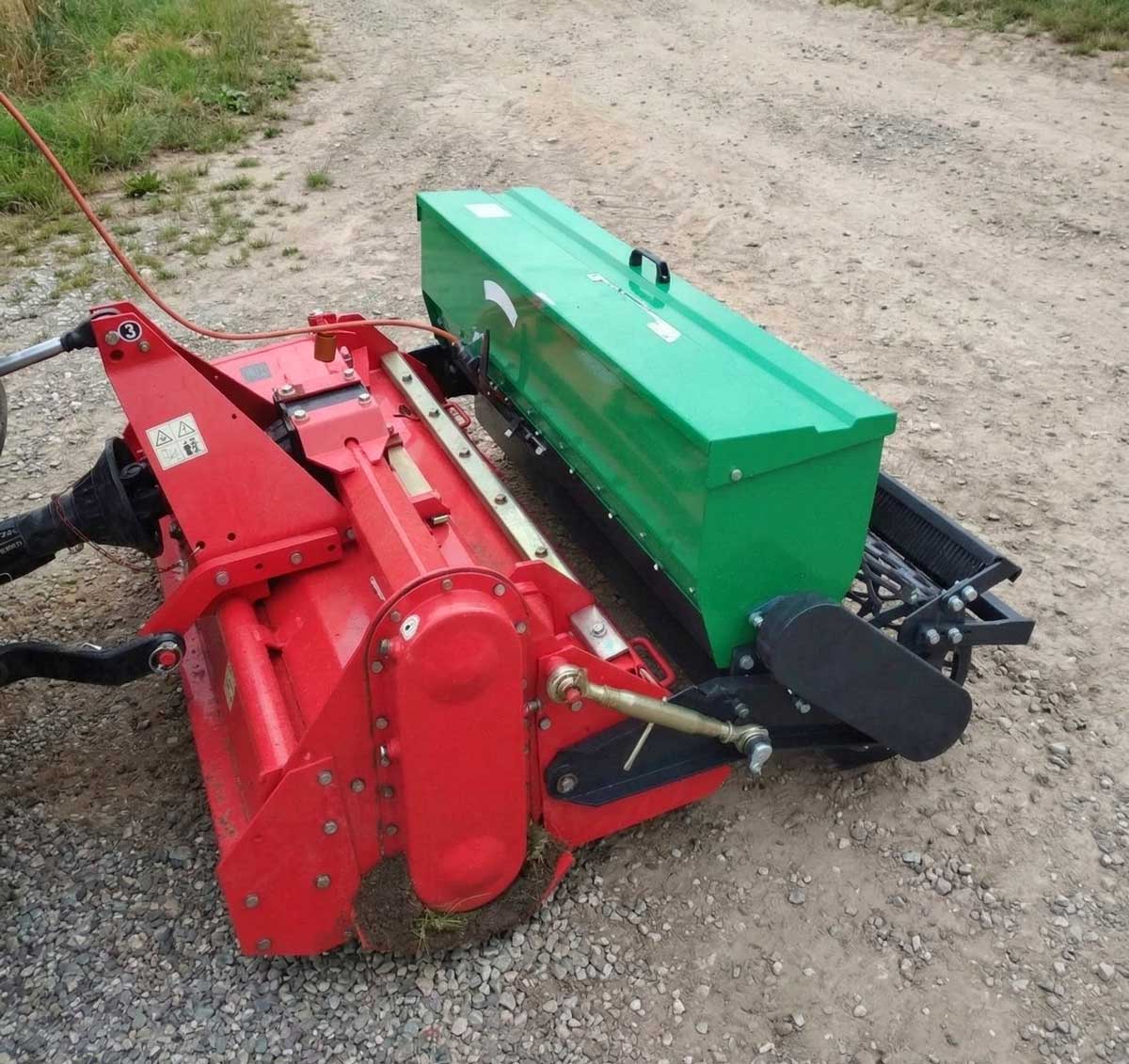 Solis 26 mit Kabine, Umkehrfräse mit Sämaschinenaufsatz + Vario Schneeschild – Bild 4