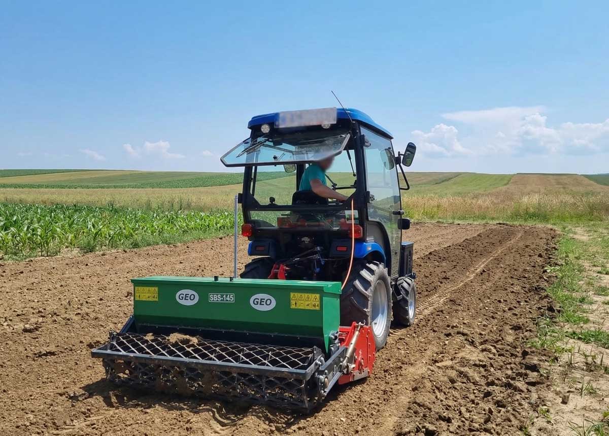 Solis 26 mit Kabine und Umkehrfräse mit Sämaschinenaufsatz – Bild 2