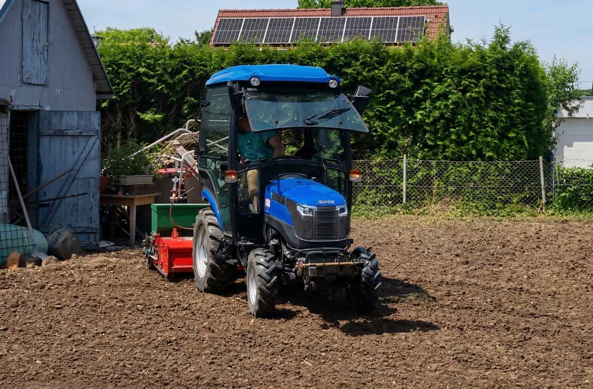 Solis 26 mit Kabine, Umkehrfräse mit Sämaschinenaufsatz + Vario Schneeschild – Bild 3