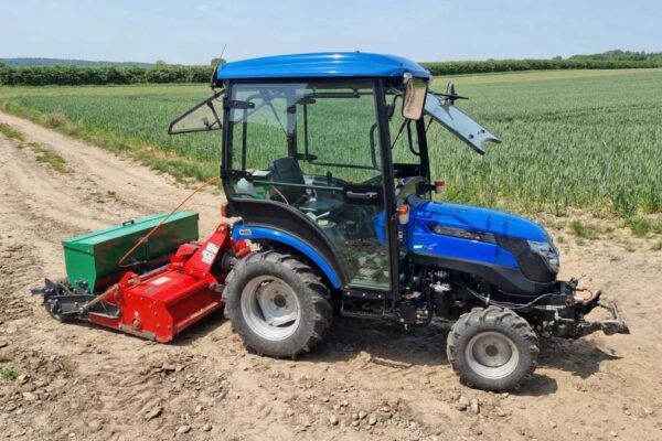 Solis 26 mit Kabine und Umkehrfräse mit Sämaschinenaufsatz