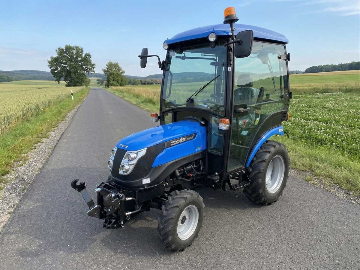 Solis 26 mit Kabine und Umkehrfräse mit Sämaschinenaufsatz – Bild 4