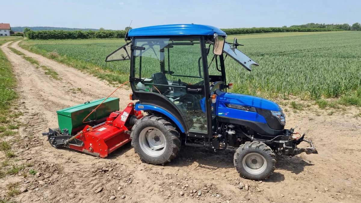 Solis 26 mit Kabine und Umkehrfräse mit Sämaschinenaufsatz