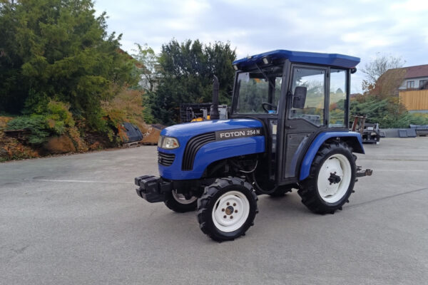 Foton 254 N<br>mit Fronthydraulik - Kommissionsverkauf<br><strong>€ 11.500,- <p style="font-size: 12px; display: inline;">MwSt. nicht ausweisbar</p></strong>